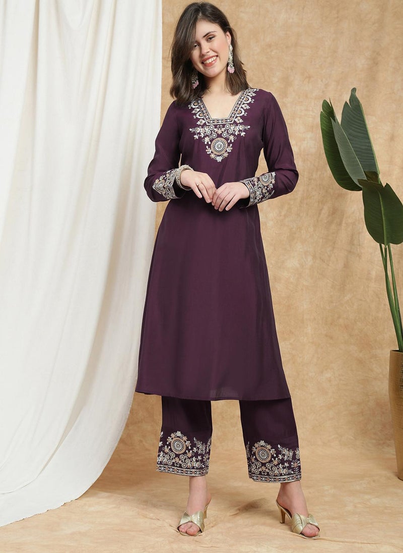 جلو باص طقم نسائي كورتا وبنطلون مطرز بالترتر والزري بياقة على شكل حرف  وأكمام طويلة من جلوبس - Image 1